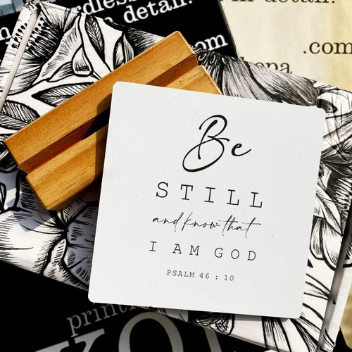 Vista 3 de Letrero de madera con versículos bíblicos con texto en inglés "Country Be Still and Know That I am God", decoración de escritorio cristiana