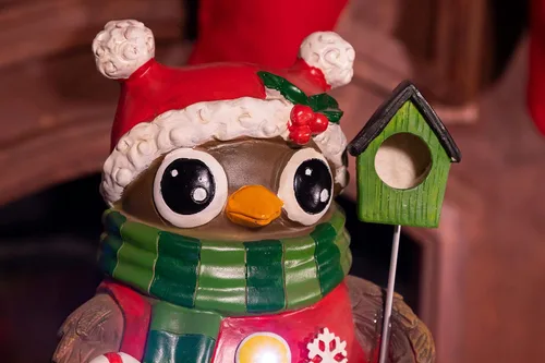 Vista 3 de Alpine Corporation Búho de Navidad con estatua de casa de pájaro - Tm