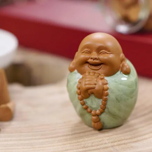 Vista 2 de Figura de Buda feliz con cuentas de oración de 3 pulgadas