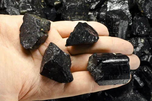Vista 2 de Fantasia Materiales 1 libra de piedras ásperas de turmalina negra de la India
