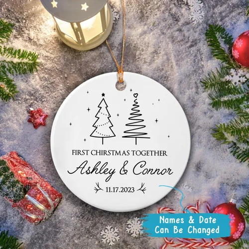 Vista 4 de Adorno de nuestra primera Navidad juntos, adorno de cerámica de Navidad personalizado para parejas, 1ª Navidad juntos, adorno de compromiso
