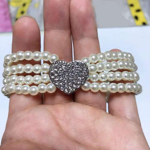 Vista 4 de Collar de perlas para perros, collar de boda para perros pequeños con dije de corazón de diamantes de imitación, accesorios de ropa para cachorros