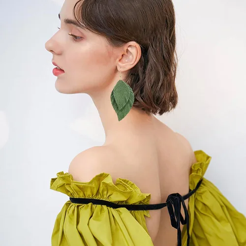 Vista 5 de Aretes colgantes hechos a mano, de piel auténtica, con flecos, de doble pluma, de color ligero, de poliuretano, para mujeres y niñas, joyería de moda