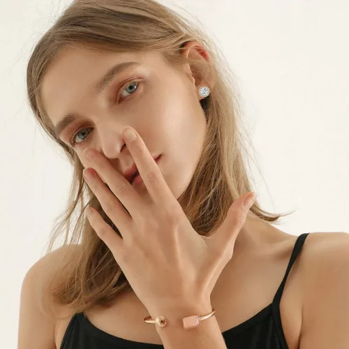 Vista 4 de Aretes de tuerca para niñas, joyería de moda, aretes de halo de circonita cúbica para mujeres y hombres, Piedra Cristal, Circonia cúbica