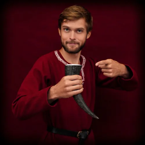 Vista 4 de Mythrojan Taza vikinga con cuerno de beber, 100% auténtica, de búfalo natural, de inspiración medieval, taza de vino vikingo Mead Ale con bolsa