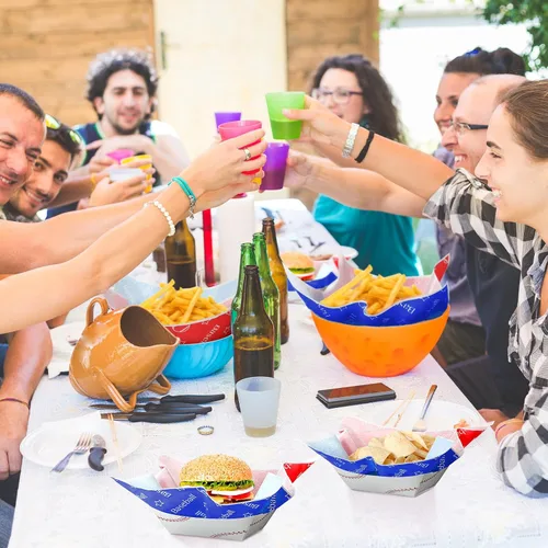 Vista 6 de Marsui Juego de 100 suministros de fiesta de baloncesto, golf, sóftbol, fútbol, béisbol, bandejas, alimentos, barcos con hojas de papel encerado