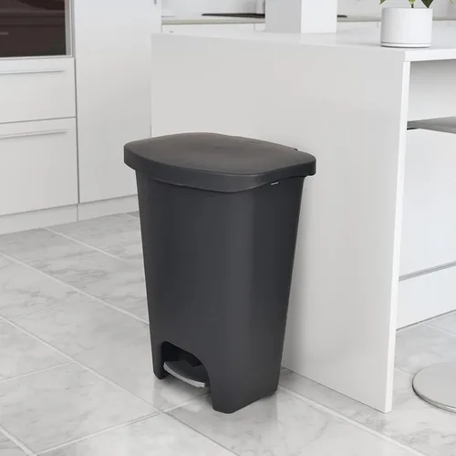 Vista 8 de Glad Paquete de 2 botes de basura de 13 galones, cubos de basura de plástico para cocina con protección contra olores de tapa, manos libres con Gris