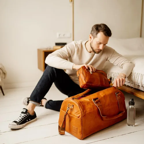 Vista 3 de Berliner Bags Bolsa de lona de cuero vintage Oslo para viajes o el gimnasio, bolsa de noche para hombres y mujeres, Coñac, L