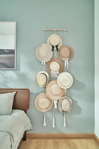 Vista 3 de Mkono Perchero para sombreros para pared, organizador de almacenamiento de gorras bohemias con borlas decorativas, soporte de exhibición moderno