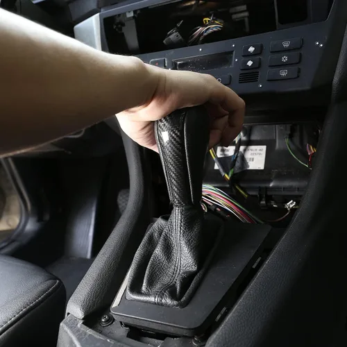 Vista 5 de YIWANG Cubierta de la cabeza de la perilla de palanca de cambios de fibra de carbono 100% real para BMW E39 E60 E61 E83 E53 E46 Accesorios de coche