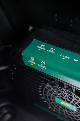 Vista 2 de Battery Tender PowerPlus 12V, cargador y mantenedor de batería de 26 AMP - Resistente al clima IP68