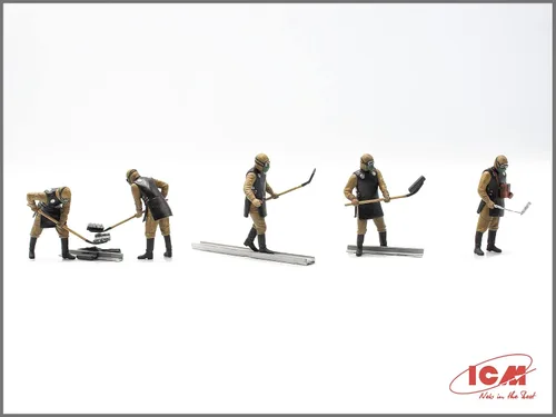 Vista 6 de ICM 35903 Figura de plástico Modelo Chernobyl#3. Limpiadores de escombros (5 Figuras) - Escala 1:35