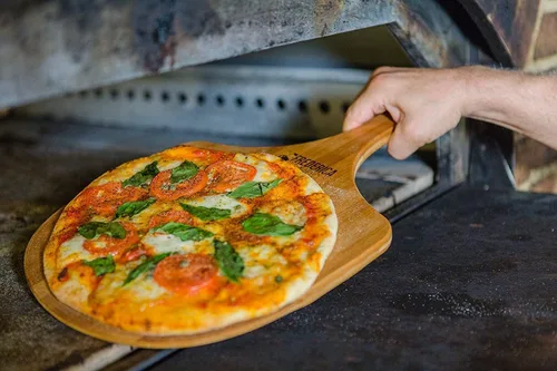 Vista 7 de Pala de madera de bambú prémium para pizza y tabla de cortar con mango (para hornear pizza, pan, cortar frutas, verduras, queso) – Tamaño personal