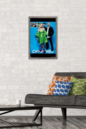 Vista 2 de Trends International SPIN Magazine - Póster de pared CHVRCHES 21, 14.725 x 22.375 pulgadas, versión enmarcada de madera de granero