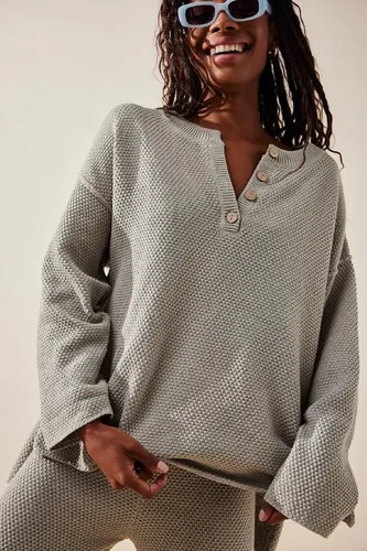 Vista 3 de NUFIWI Conjunto de 2 piezas de suéter de moda para mujer, cuello en V, suéter de punto con botones y pantalones de pierna ancha, conjuntos de suéter