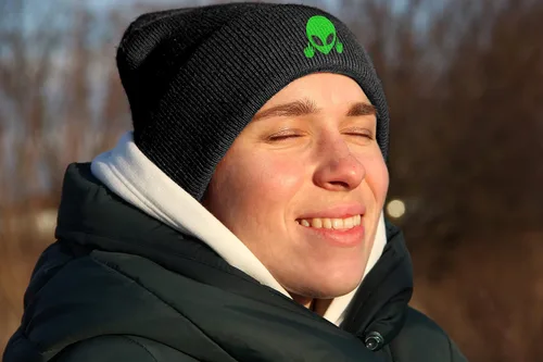 Vista 4 de Gorro suave y holgado, gorro de punto cálido para invierno para hombres y mujeres Verde (Green Alien)