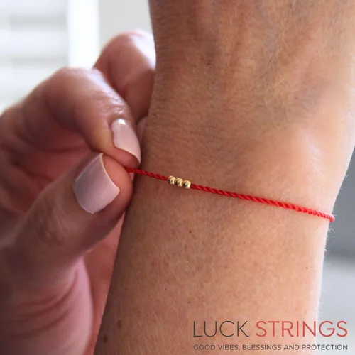 Vista 4 de Pulsera de oro macizo de 14 quilates con bola roja Delgada Joyería unisex de protección de la Cabalá con cierre Acentos de oro amarillo Talismán