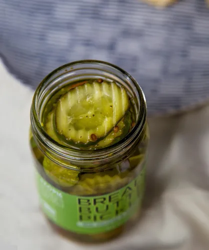 Vista 6 de The People's Provisions - Just The Pickles - Eneldo de ajo, ajo picante, pan y mantequilla y encurtidos dulces y picantes en un paquete de regalo