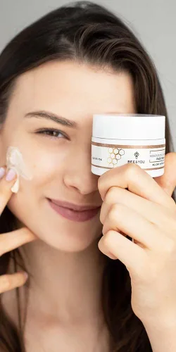Vista 2 de Bee and You Bee Venom Cream, hidratante, hidratante, antienvejecimiento, crema facial antiarrugas, líneas finas y arrugas, cuidado de la piel, jalea