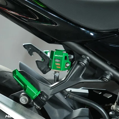 Vista 2 de Cubierta protectora para bomba de depósito de líquido de freno trasero para motocicleta, compatible con K.awasaki Z900 Z900SE 2017-2022 2023 2024