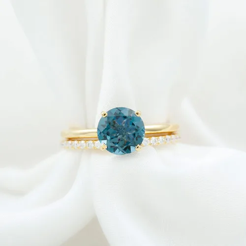 Vista 2 de Juego de anillos de boda solitario de topacio azul Londres de 2 quilates con moissanita, topacio y moissanita, juego de anillos de novia de topacio