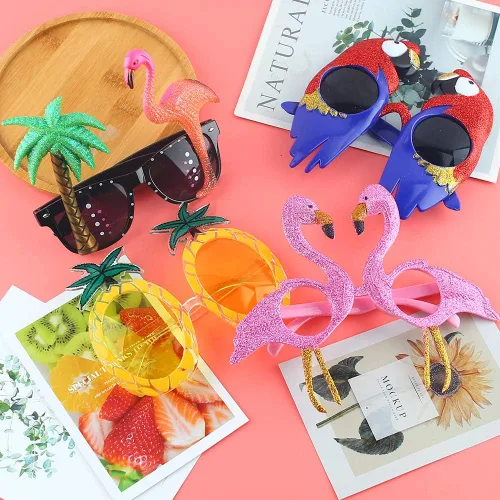 Vista 4 de POPLAY 4 pares de gafas de sol Luau para fiesta, divertidas gafas de sol tropicales hawaianas, flamenco, coco, piña, guacamayo, playa, accesorios