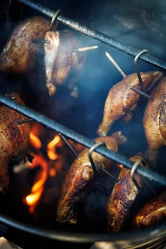 Vista 4 de Pit Barrel Cooker Paquete Clásico - Ahumador de Tambor de 18.5 Pulgadas Parrilla de Barbacoa de Acero Recubierto de Porcelana Incluye 8 Ganchos