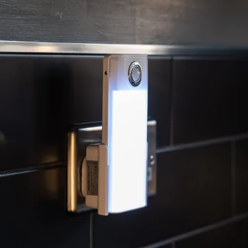 Vista 2 de Xtralite Duo Lux - Linterna LED recargable 3 en 1, luz nocturna dual con sensor de movimiento y modos de atardecer a amanecer, y luz automática