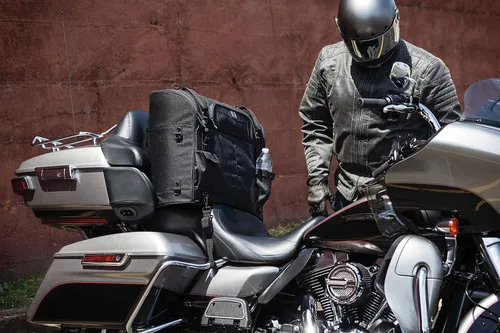 Vista 6 de Kuryakyn 5286 Momentum Wanderer - Maleta de viaje para motocicleta, resistente a la intemperie, color negro