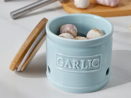 Vista 2 de ONEMORE Soporte de ajo con tapa, recipiente de ajo de cerámica de 4 pulgadas, azul claro