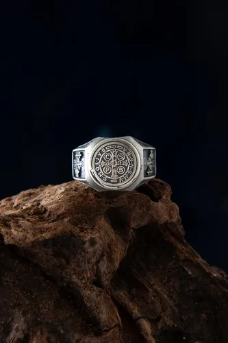 Vista 4 de Anillo de protección de demonio con cruz de exorcismo de San Benito, anillo de amuleto de plata, regalo para hombres, graduación universitaria