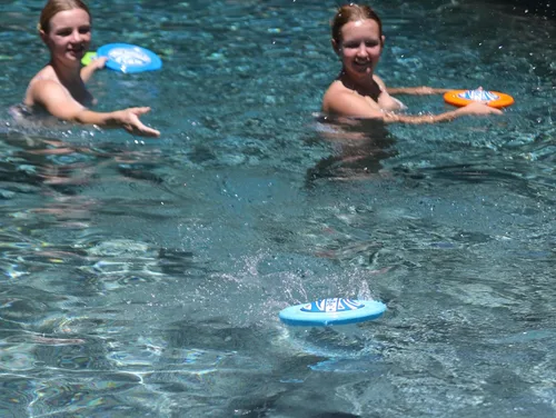 Vista 5 de SkimBe® Disco de juguete – Disco de desnatamiento para piscina, playa y juegos de verano – Juguete de desnatamiento de agua para niños y adultos