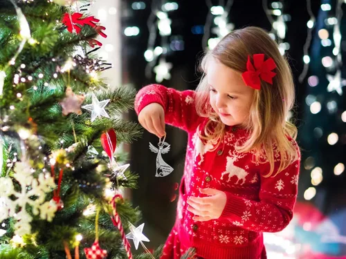 Vista 4 de Adorno de Navidad para abuela 2026 o dije de auto para abuela, ángel de metal con piedras brillantes, incluye etiqueta colgante 2026 y viene en caja