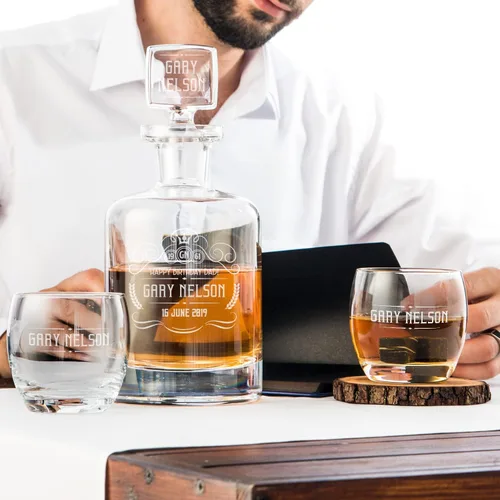 Vista 2 de Juego de decantadores de whisky hechos a mano personalizados, piedras escalofriantes de whisky, decantador de whisky grabado, 2 vasos de whisky