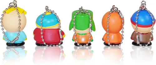 Vista 4 de ZJYJING Kenny - Colgante de personaje de dibujos animados, juego de cinco, mochila, llavero, escultura, decoración de escritorio, Blanco sucio