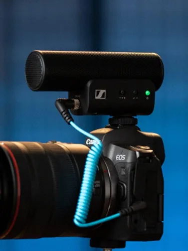 Vista 3 de Sennheiser Professional MKE 400 Micrófono tipo escopeta para cámara con conectores TRS y TRRS de 3.5mm para DSLR, sin espejo y móvil, se conecta