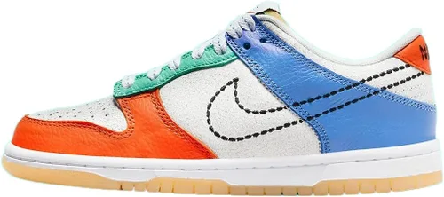 Vista 110 de Nike Kid's Dunk Low Sneaker