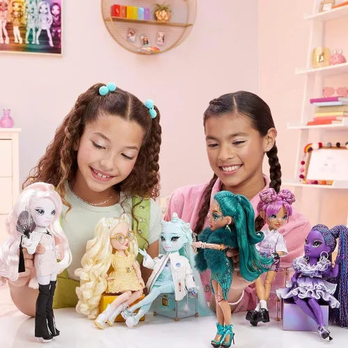 Vista 6 de Rainbow High Shadow High Dia Mante- Muñeca de moda morada. Traje de moda y más de 10 accesorios de juego coloridos. Gran regalo para niños de 4 a 12