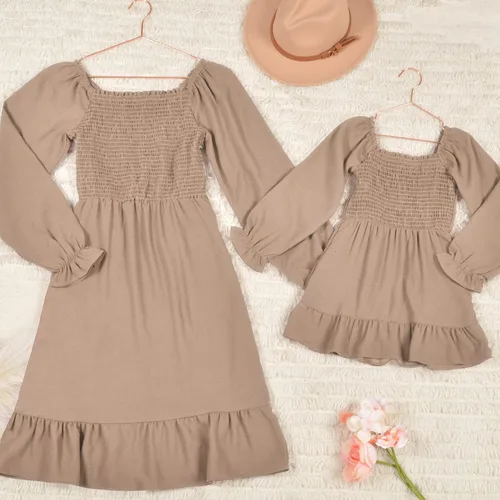 Vista 7 de Vestidos para mamá y yo Vestido fruncido para mujer, cuello cuadrado, bolsillo, bohemio, lindo conjunto familiar a juego para sesión de fotos