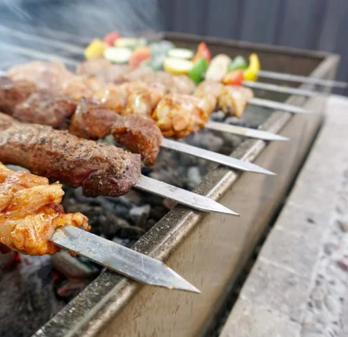 Vista 5 de Paquete de 12 pinchos Kabob 22 pulgadas, pinchos de barbacoa de acero inoxidable, resistentes, grandes, reutilizables con asa de madera