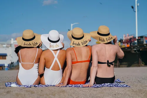 Vista 3 de Funky Junque Sombrero de novia para mujer, accesorio de despedida de soltera, luna de miel, UPF 50, playa, floppy sol