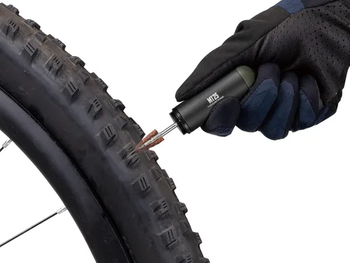 Vista 4 de Topeak Tubi Cartucho MT25 - Cápsula de reparación sin cámara de neumáticos de bicicleta MTB compacta con escariador, herramienta de enchufe