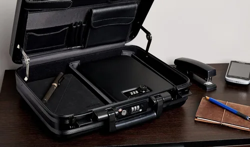 Vista 2 de Amazon Basics Caja fuerte de seguridad portátil con cerradura, caja fuerte pequeña con código, para dormitorio universitario, hogar, cerradura
