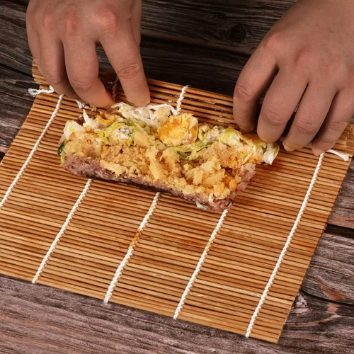 Vista 5 de MIUQILAIY Alfombrilla de bambú para sushi de 9.5"x9.5", rodillo para kimbap (2 PIEZAS)