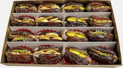 Vista 2 de Caja de regalo Medjool Dates - Nueces rellenas y chocolate cubierto Oro comestible y azafrán adornado