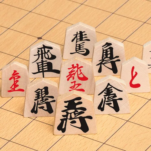 Vista 2 de Juego de ajedrez japonés Shogi, con tabla y cajones de madera y las tradicionales piezas Koma