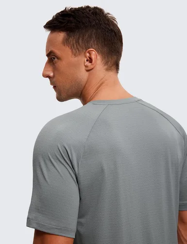 Vista 3 de CRZ YOGA Camisetas atléticas ligeras para hombre que absorben la humedad, camiseta de entrenamiento para correr, manga corta, camisetas de gimnasio