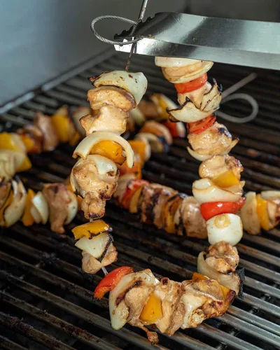 Vista 3 de Outset Brocheta flexible de acero inoxidable para barbacoa, juego de 4, pincho de barbacoa de 30 pulgadas de largo, 1 EA