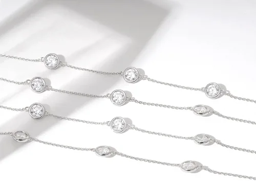 Vista 4 de Tienda Essentials Collar de plata de ley chapada en platino o oro hecho con circonitas Infinite Elements (anteriormente colección Tienda)