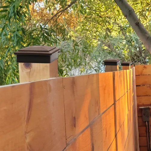 Vista 4 de Tapas para postes, soporte de poste de madera de 4 x 4 pulgadas (real 3.5 x 3.5 pulgadas), cubierta de plástico impermeable para postes de madera